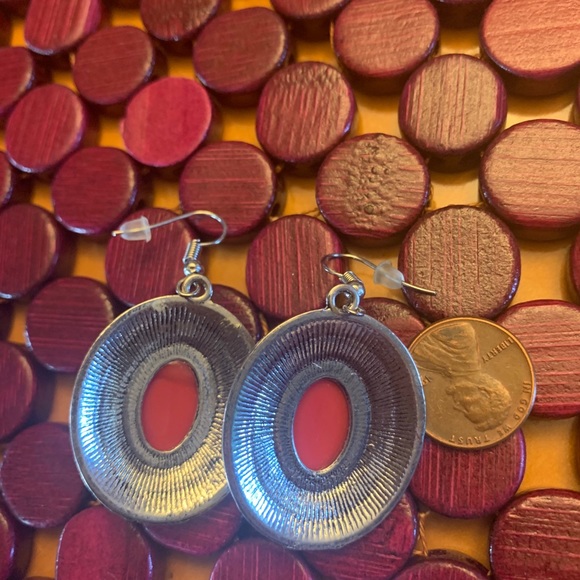 Hand painted red and silver oval earrings - Picture 4 of 4